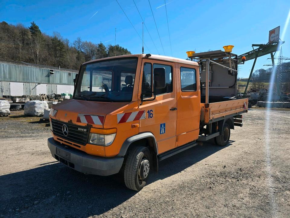 Mercedes-Benz Vario 614D Pritsche Doka 2002 Nissen VLT Verkehrsleittafel Absperrtafel LKW Vorwarntafel - Грузовик бортовой/ Платформа: фото 1 Mercedes-Benz Vario 614D Pritsche Doka 2002 Nissen VLT Verkehrsleittafel Absperrtafel LKW Vorwarntafel - Грузовик бортовой/ Платформа: фото 1