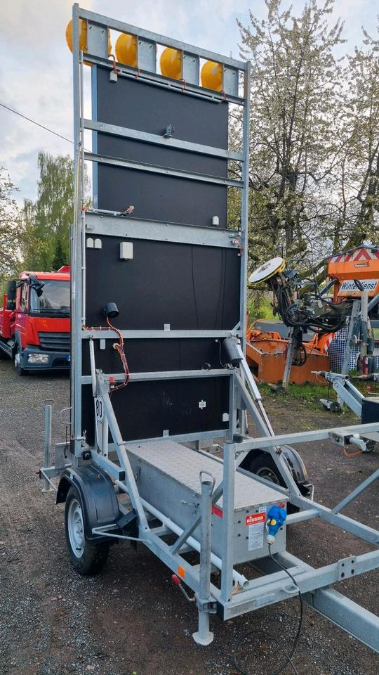 Прицеп Neuwertige Nissen LED VLT Verkehrsleittafel Verkehrsleitanhänger Verkehrssicherungsanhänger Leitanhänger Leittafel Absperrtafel FAT Verkehrssicherung GPS: фото 9