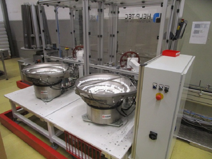 DECKEL ETIKETTIER ANLAGE SCHLEUTER GU 2 DO MIT 2xLÖFFELEINLEGESTATIONEN - Упаковочное оборудование: фото 3 DECKEL ETIKETTIER ANLAGE SCHLEUTER GU 2 DO MIT 2xLÖFFELEINLEGESTATIONEN - Упаковочное оборудование: фото 3