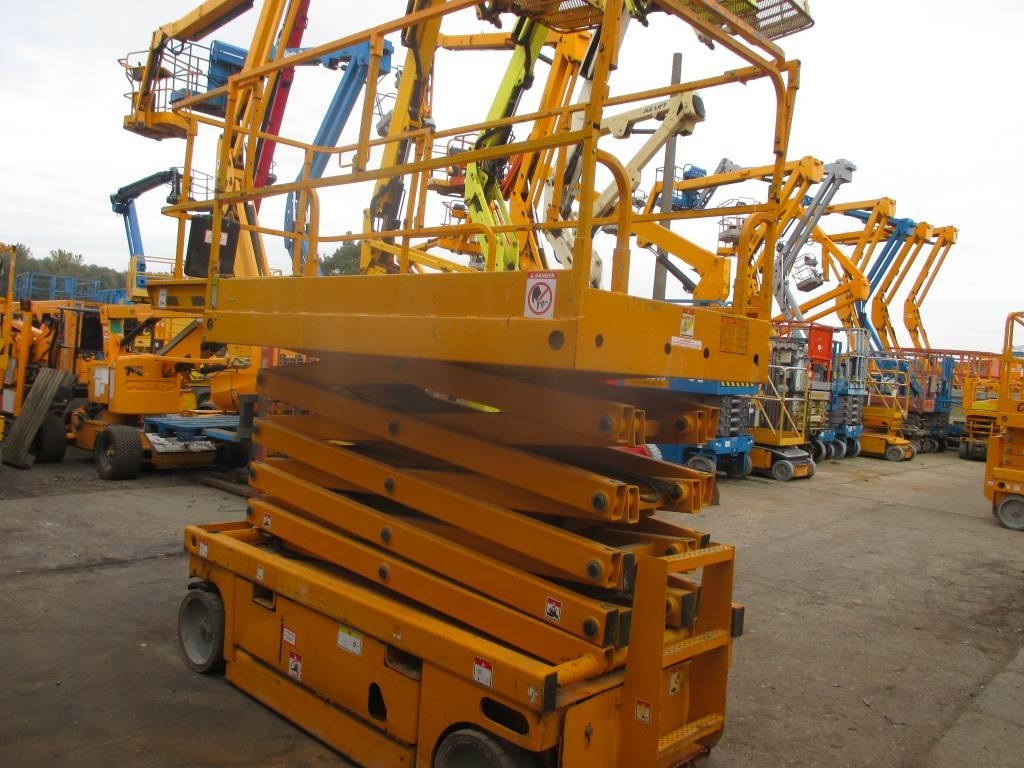 Haulotte Compact 12 - Ножничный подъемник: фото 4 Haulotte Compact 12 - Ножничный подъемник: фото 4