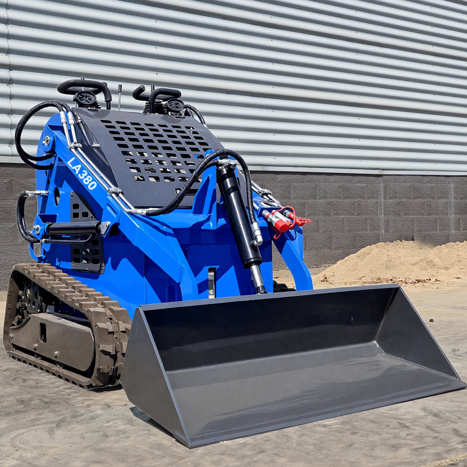 LEZUM Free Shipping LA380 Mini Skid Steer Loader Compact Track Diesel Cheap Mini Skid Steer Loader For Sale With Mini Skid Steer Attachments 4 In 1 Bucket - Мини-погрузчик с бортовым поворотом: фото 1 LEZUM Free Shipping LA380 Mini Skid Steer Loader Compact Track Diesel Cheap Mini Skid Steer Loader For Sale With Mini Skid Steer Attachments 4 In 1 Bucket - Мини-погрузчик с бортовым поворотом: фото 1