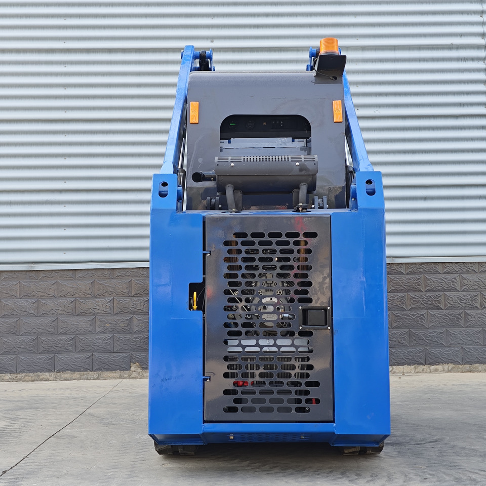 LEZUM LA670 Mini Small Skid Steer Loader Compact Track Diesel Mini Skid Steer Loader For Sale With Small Mini Skid Steer Attachments 4 In 1 Bucket - Мини-погрузчик с бортовым поворотом: фото 3 LEZUM LA670 Mini Small Skid Steer Loader Compact Track Diesel Mini Skid Steer Loader For Sale With Small Mini Skid Steer Attachments 4 In 1 Bucket - Мини-погрузчик с бортовым поворотом: фото 3