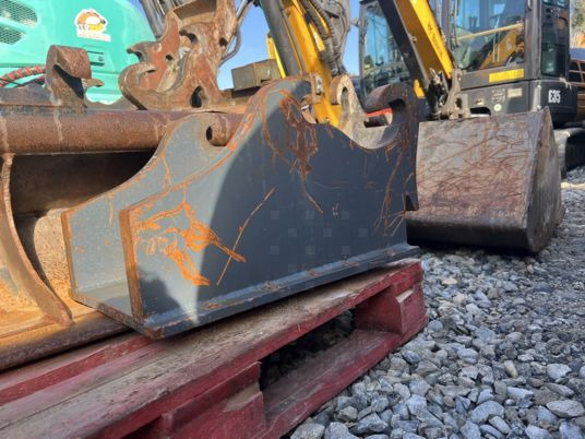 Platine à boulonner mecalac Connect - Сцепное устройство: фото 4 Platine à boulonner mecalac Connect - Сцепное устройство: фото 4