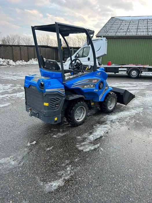 Multione 5.2K - Компактный фронтальный погрузчик: фото 2 Multione 5.2K - Компактный фронтальный погрузчик: фото 2