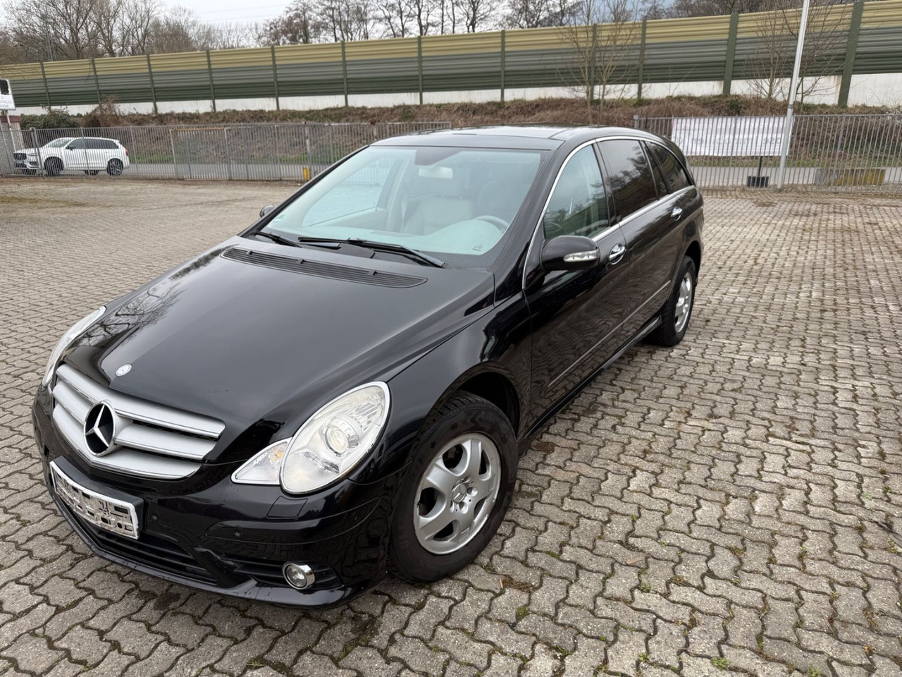 Mercedes-Benz R - Внедорожник: фото 1 Mercedes-Benz R - Внедорожник: фото 1