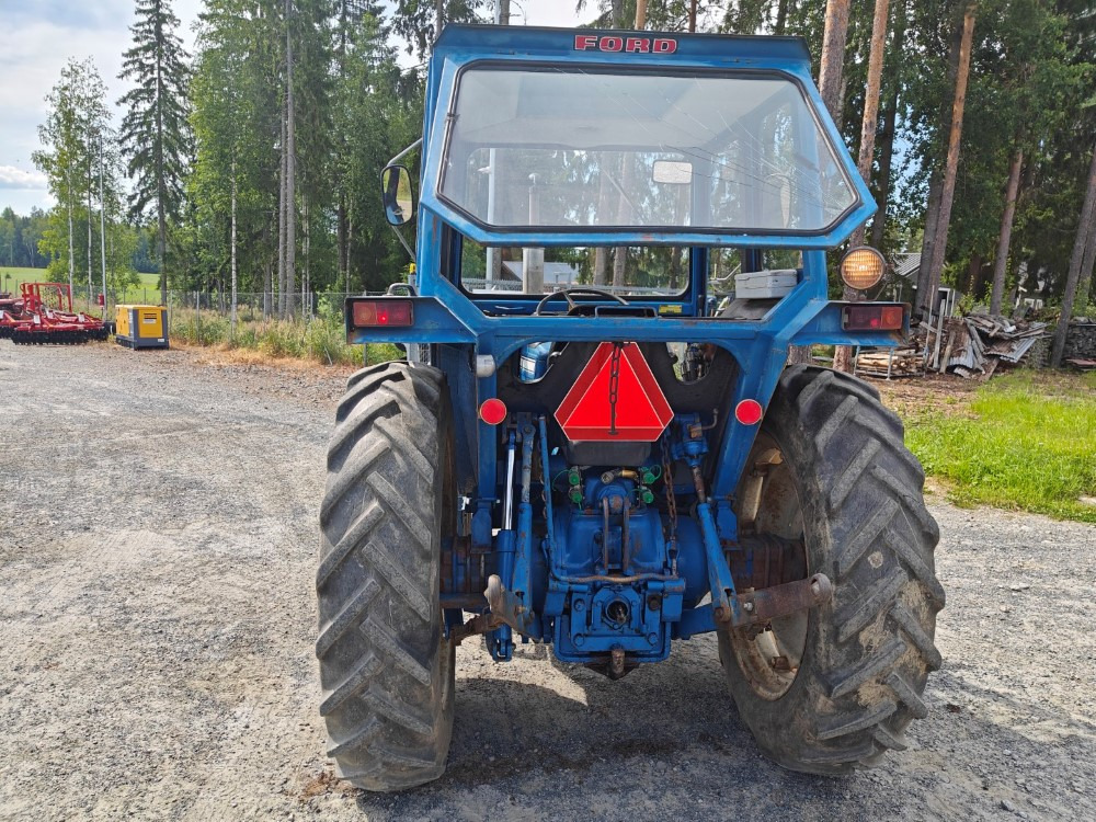 FORD 5000 traktori alkuperäiskuntoinen, Hara hytillä ja paljon hydrauliikkaa, katso video! - Трактор: фото 3 FORD 5000 traktori alkuperäiskuntoinen, Hara hytillä ja paljon hydrauliikkaa, katso video! - Трактор: фото 3