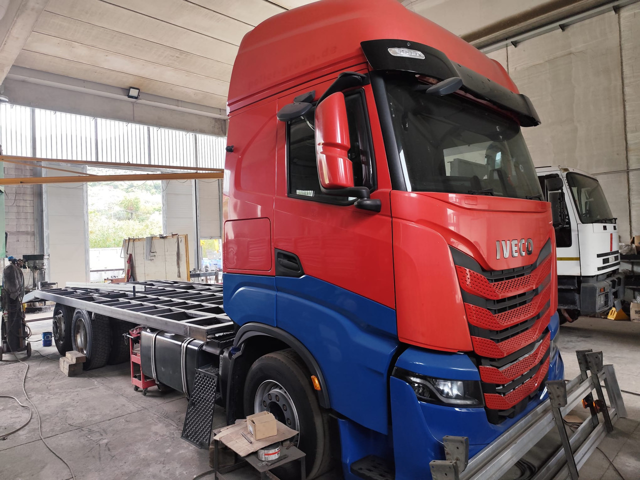 IVECO S-WAY AS260S48 Y - Грузовик бортовой/ Платформа: фото 1 IVECO S-WAY AS260S48 Y - Грузовик бортовой/ Платформа: фото 1