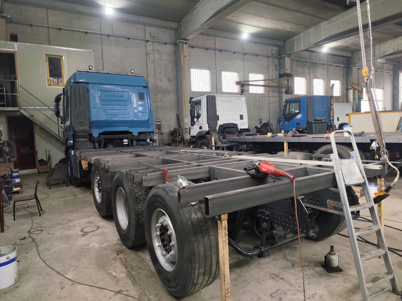 IVECO STRALIS 320S50 - Грузовик бортовой/ Платформа: фото 3 IVECO STRALIS 320S50 - Грузовик бортовой/ Платформа: фото 3