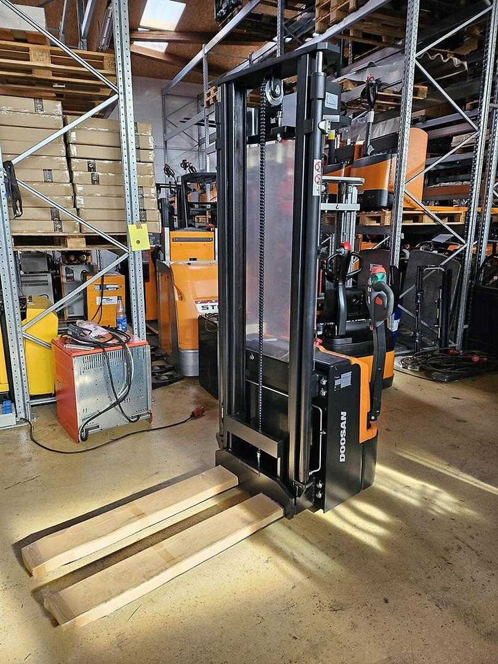 Штабелер Doosan BSL12N: фото 6