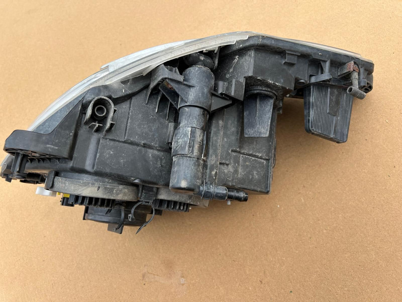 DAF XF106 - Передняя фара: фото 3 DAF XF106 - Передняя фара: фото 3