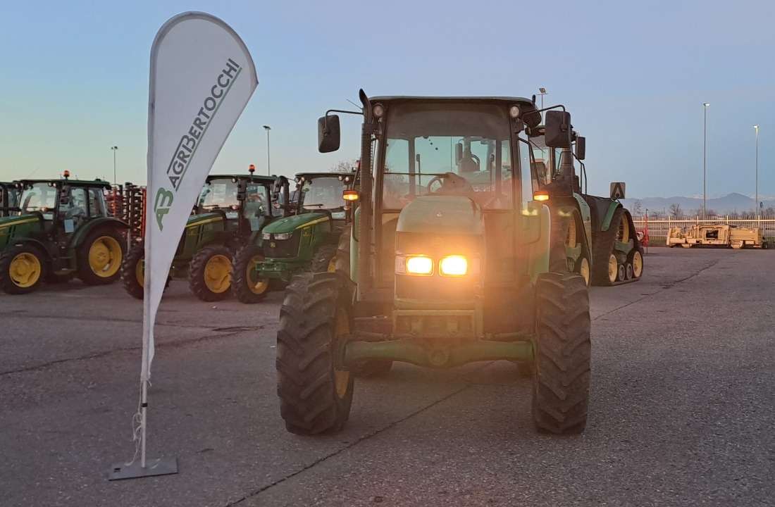 JOHN DEERE 5820 - Трактор: фото 3 JOHN DEERE 5820 - Трактор: фото 3