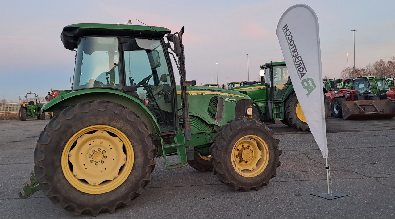 JOHN DEERE 5820 - Трактор: фото 2 JOHN DEERE 5820 - Трактор: фото 2