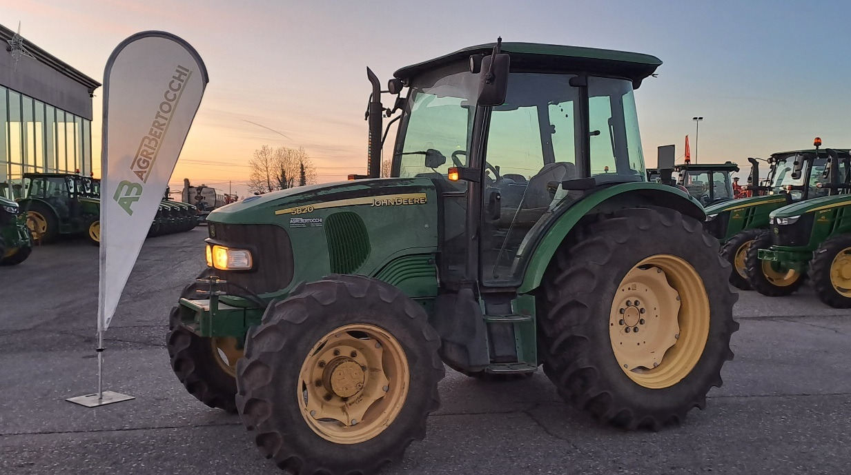 JOHN DEERE 5820 - Трактор: фото 1 JOHN DEERE 5820 - Трактор: фото 1