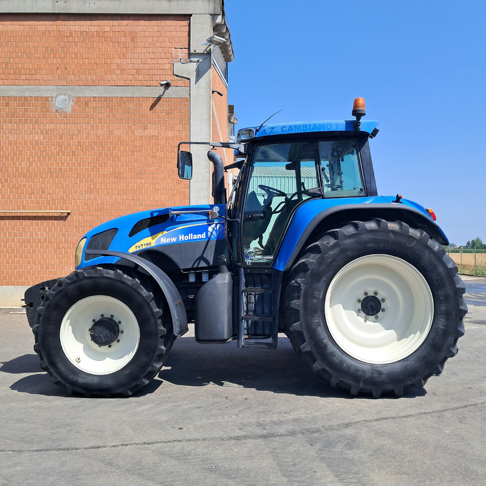 NEW HOLLAND TVT195 - Трактор: фото 2 NEW HOLLAND TVT195 - Трактор: фото 2
