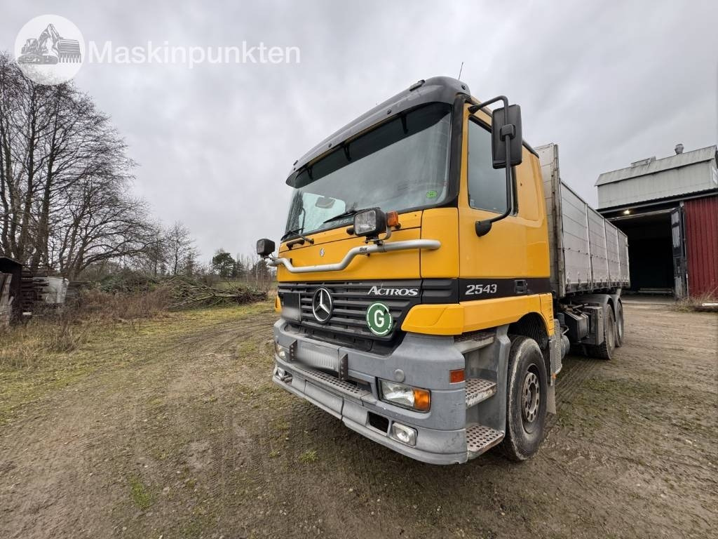Mercedes-Benz 2543 Actros med bakmonterad kran och tipp - Автоманипулятор: фото 1 Mercedes-Benz 2543 Actros med bakmonterad kran och tipp - Автоманипулятор: фото 1