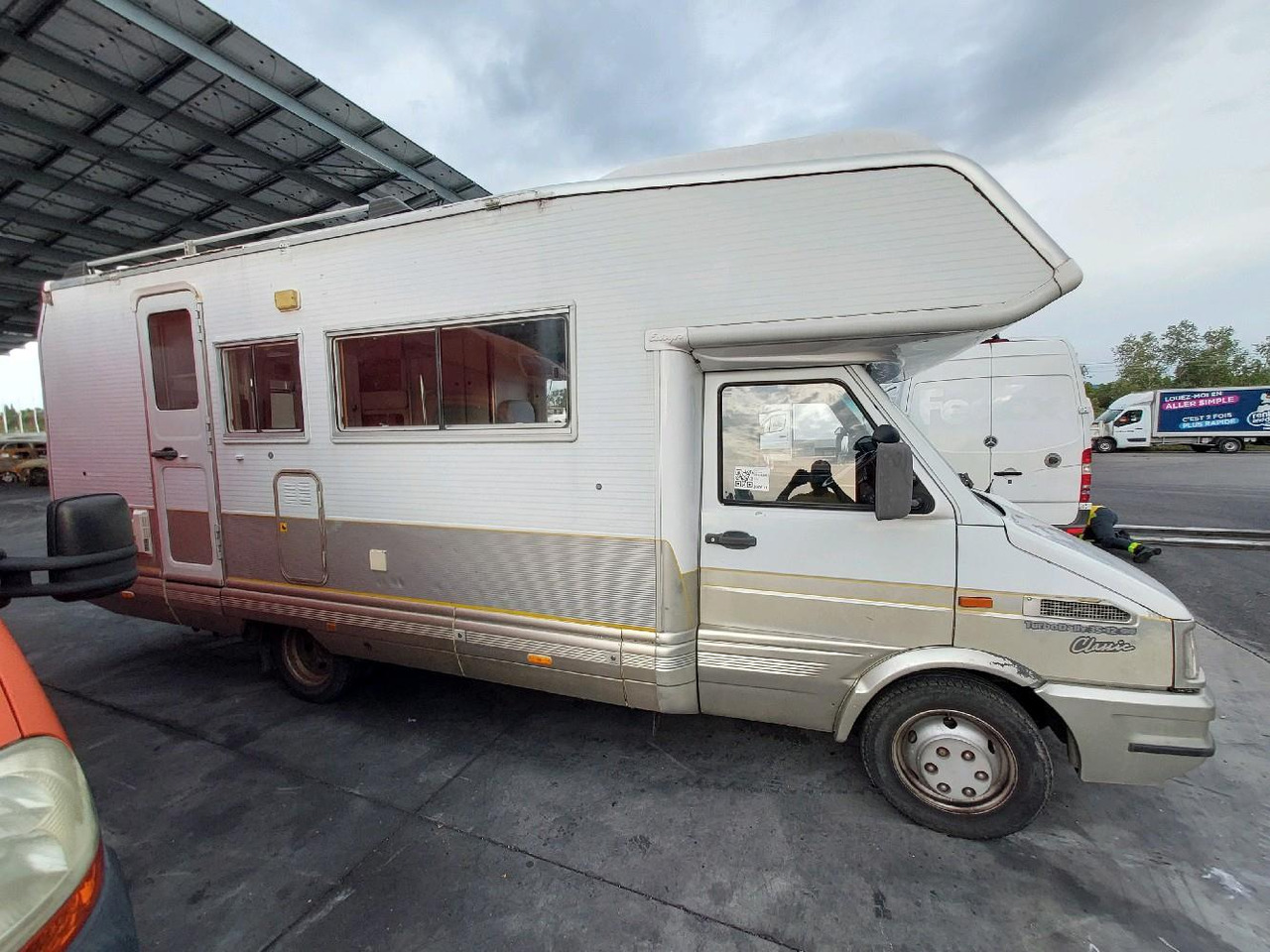 IVECO LAIKA 35.12 CAMPING 122 - Альковный автодом: фото 3 IVECO LAIKA 35.12 CAMPING 122 - Альковный автодом: фото 3