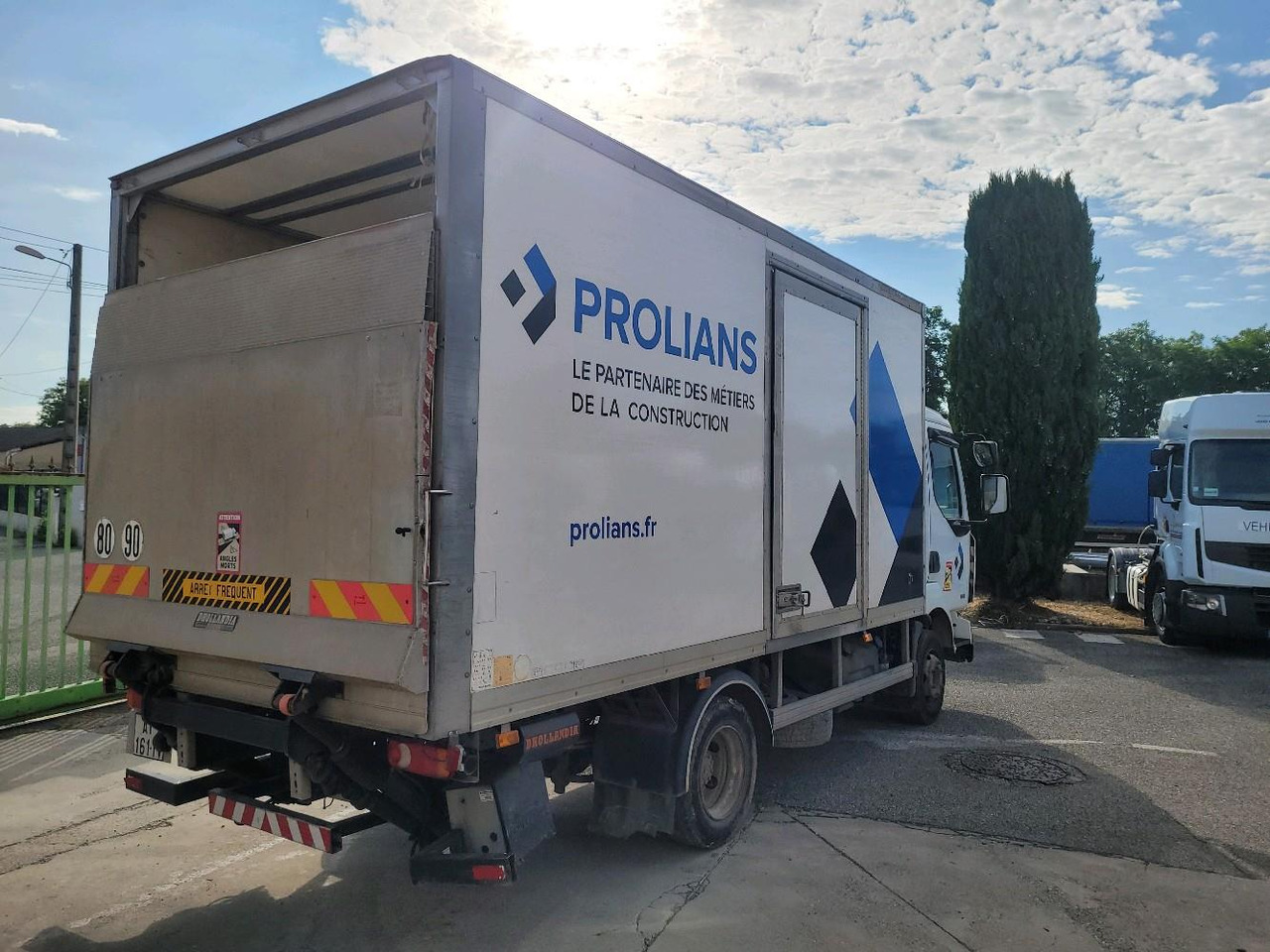 RENAULT MIDLUM 180 DXL - Грузовик с закрытым кузовом: фото 4 RENAULT MIDLUM 180 DXL - Грузовик с закрытым кузовом: фото 4