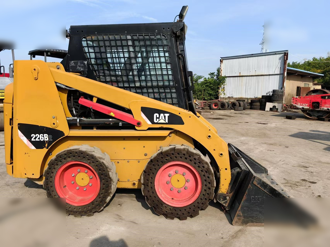 CATERPILLAR 226B - Мини-погрузчик с бортовым поворотом: фото 1 CATERPILLAR 226B - Мини-погрузчик с бортовым поворотом: фото 1