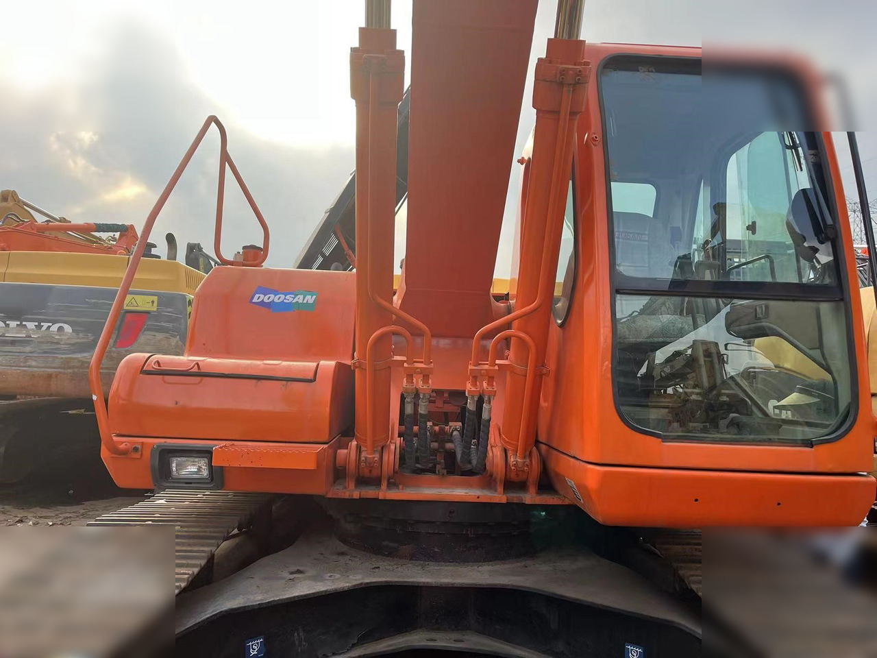 DOOSAN DH220 LC-7 - Гусеничный экскаватор: фото 3 DOOSAN DH220 LC-7 - Гусеничный экскаватор: фото 3