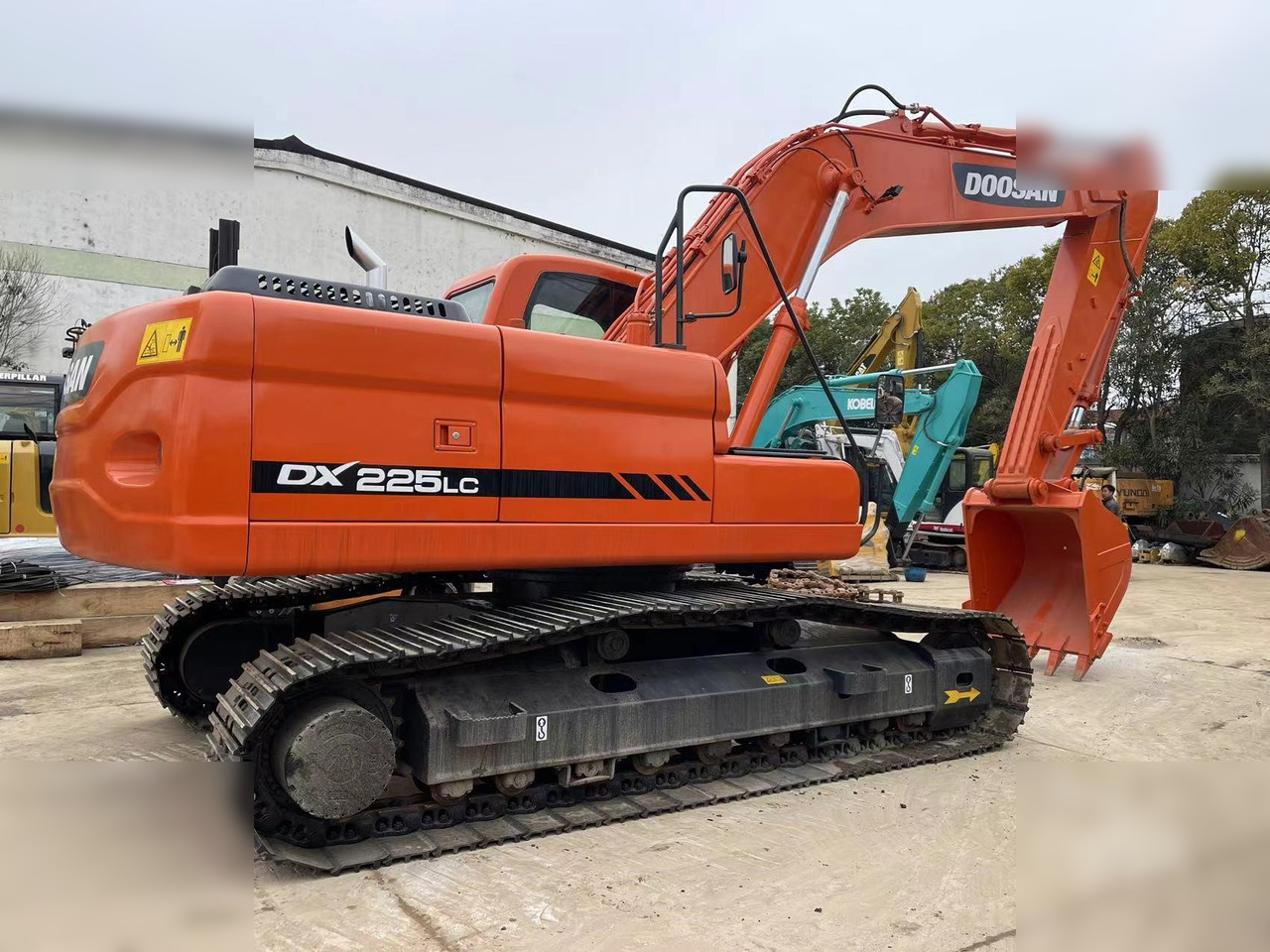 DOOSAN DX225 LC - Гусеничный экскаватор: фото 1 DOOSAN DX225 LC - Гусеничный экскаватор: фото 1