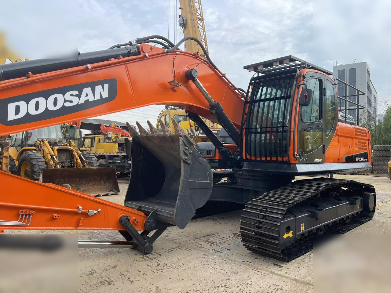 DOOSAN DX300 LCA - Гусеничный экскаватор: фото 2 DOOSAN DX300 LCA - Гусеничный экскаватор: фото 2