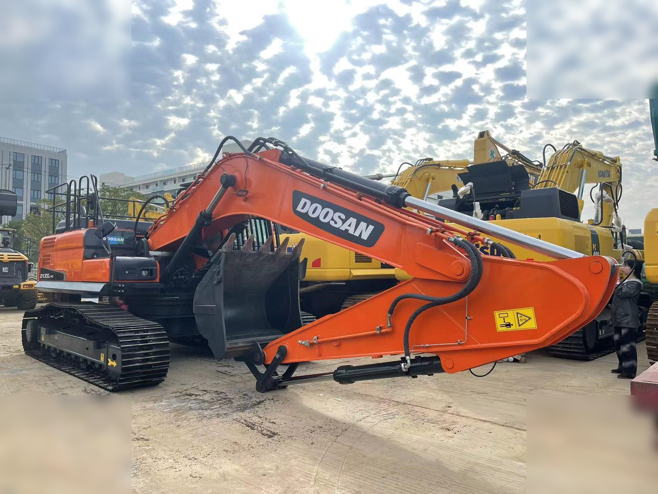 DOOSAN DX300 LCA - Гусеничный экскаватор: фото 1 DOOSAN DX300 LCA - Гусеничный экскаватор: фото 1