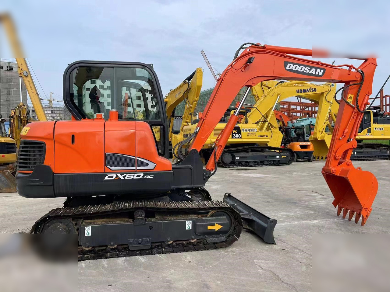 DOOSAN DX60-9C - Гусеничный экскаватор: фото 1 DOOSAN DX60-9C - Гусеничный экскаватор: фото 1