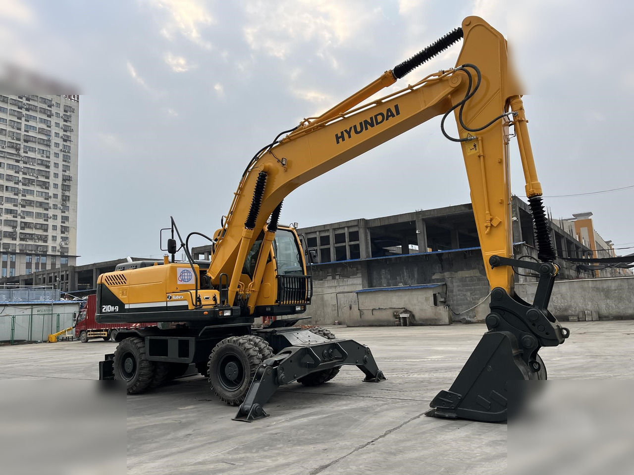HYUNDAI ROBEX 210W-9 - Колёсный экскаватор: фото 2 HYUNDAI ROBEX 210W-9 - Колёсный экскаватор: фото 2