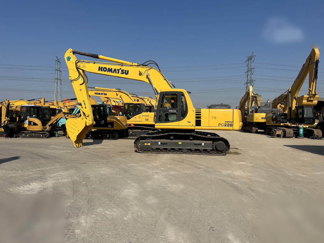 KOMATSU PC220-6 - Гусеничный экскаватор: фото 1 KOMATSU PC220-6 - Гусеничный экскаватор: фото 1