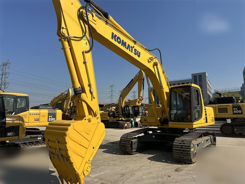 KOMATSU PC220-6 - Гусеничный экскаватор: фото 3 KOMATSU PC220-6 - Гусеничный экскаватор: фото 3