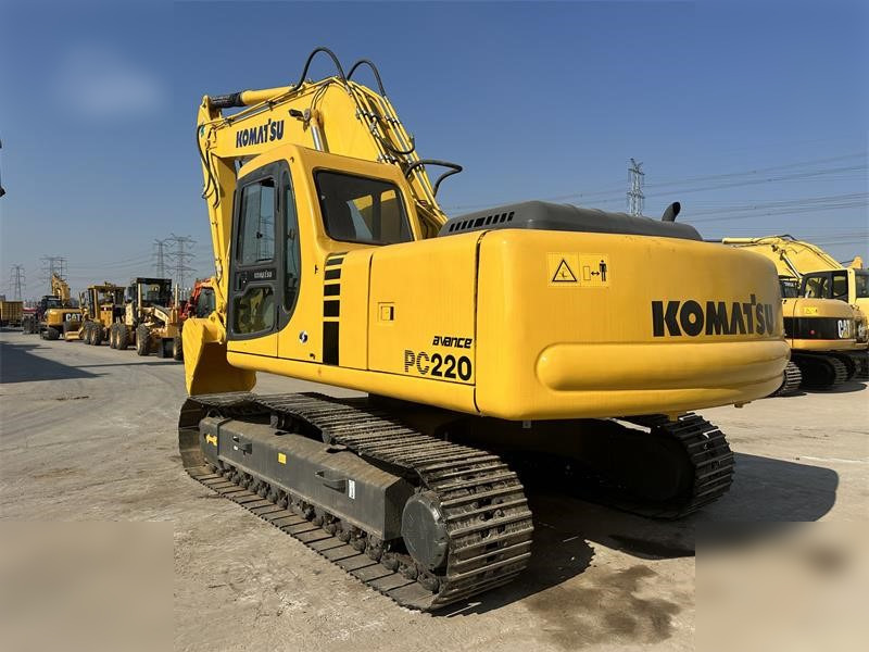 KOMATSU PC220-6 - Гусеничный экскаватор: фото 2 KOMATSU PC220-6 - Гусеничный экскаватор: фото 2