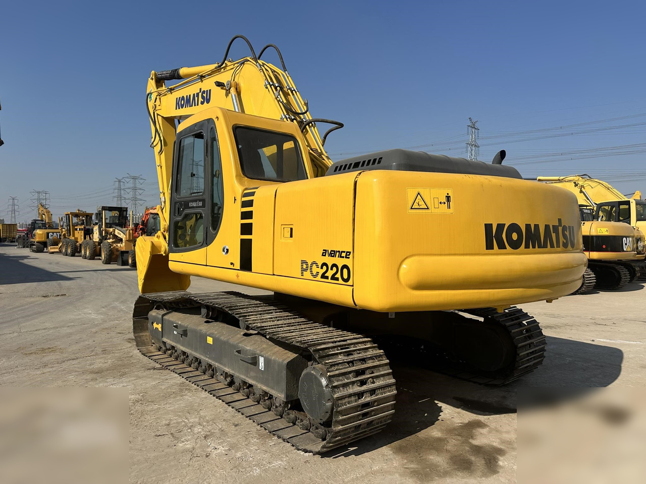 KOMATSU PC220-6 - Гусеничный экскаватор: фото 3 KOMATSU PC220-6 - Гусеничный экскаватор: фото 3