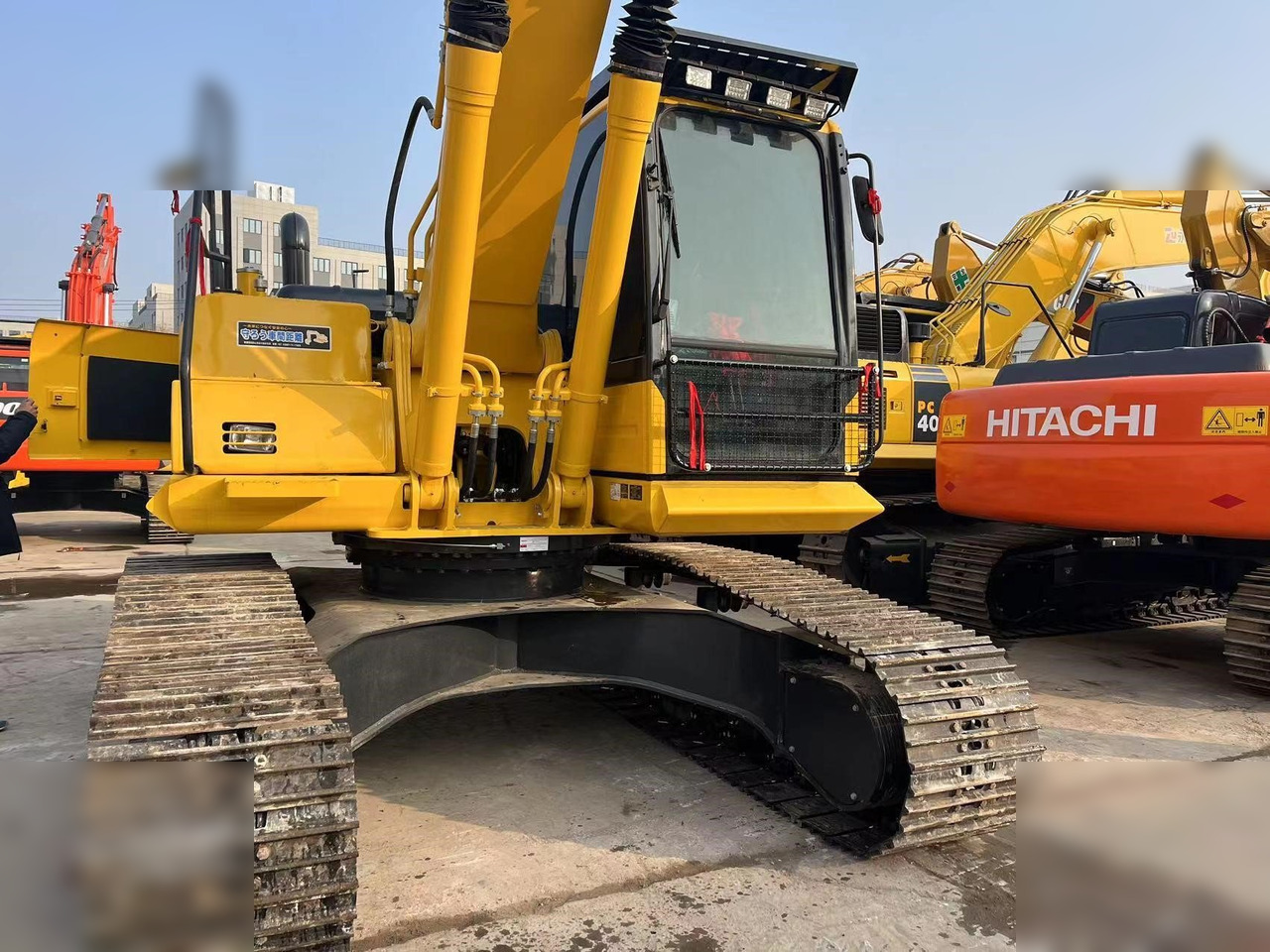 KOMATSU PC220-8M0 - Гусеничный экскаватор: фото 2 KOMATSU PC220-8M0 - Гусеничный экскаватор: фото 2
