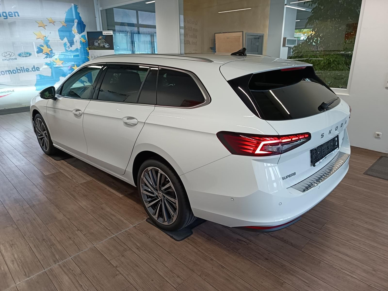 Skoda Superb Combi L&K 2,0TDI 4x4*PSD*STD.HZG*360°*HUD - Универсал: фото 4 Skoda Superb Combi L&K 2,0TDI 4x4*PSD*STD.HZG*360°*HUD - Универсал: фото 4