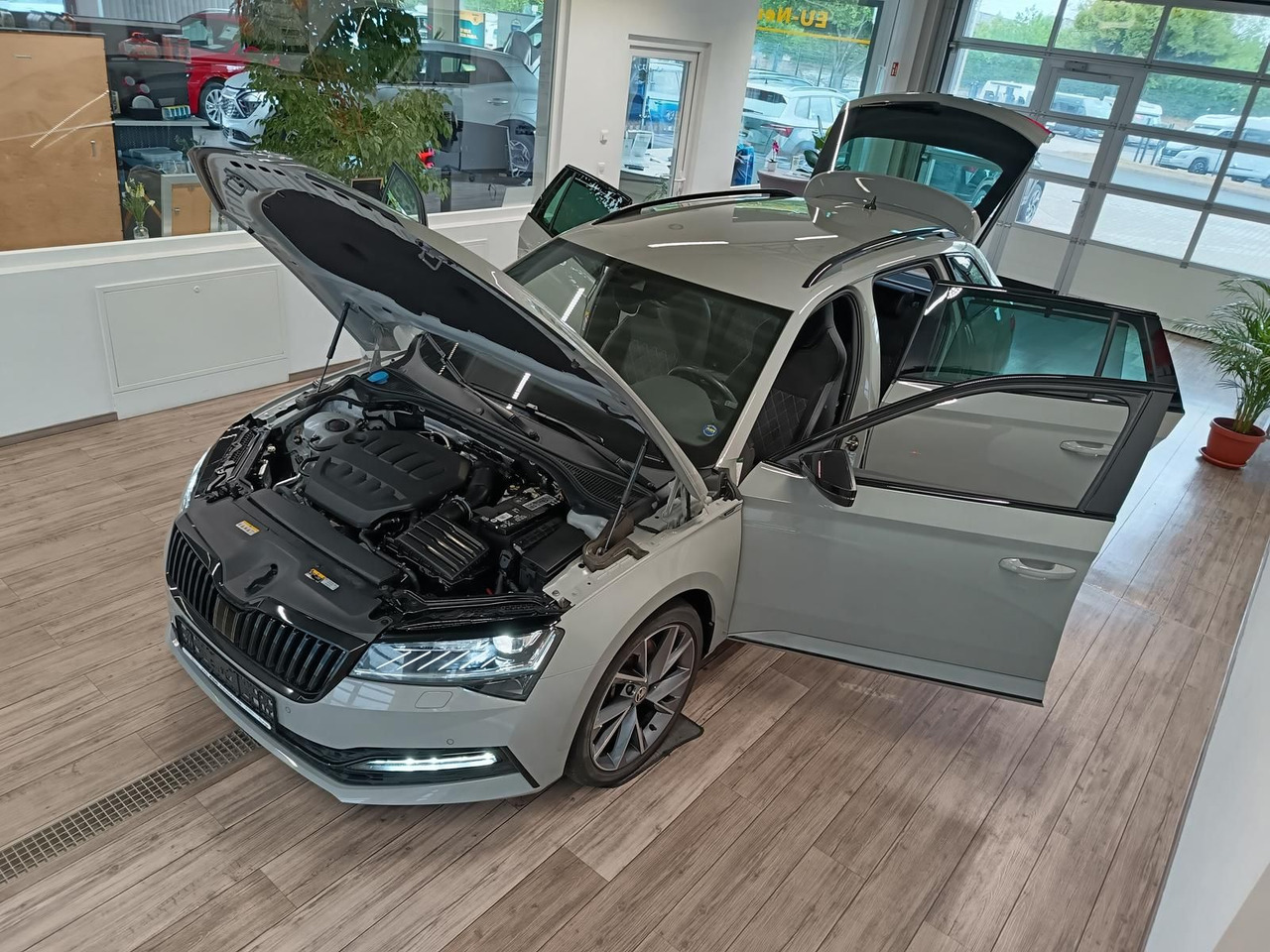 Skoda Superb Combi Sportline 2.0TSI DSG4x4*AHK*DCC*ACC - Универсал: фото 2 Skoda Superb Combi Sportline 2.0TSI DSG4x4*AHK*DCC*ACC - Универсал: фото 2