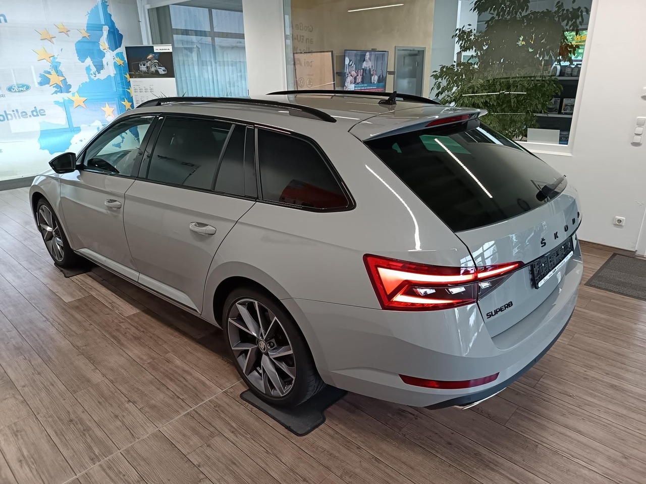 Skoda Superb Combi Sportline 2.0TSI DSG4x4*AHK*DCC*ACC - Универсал: фото 4 Skoda Superb Combi Sportline 2.0TSI DSG4x4*AHK*DCC*ACC - Универсал: фото 4