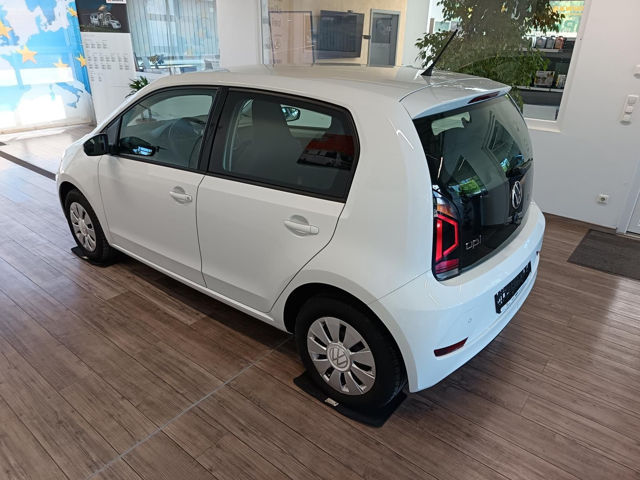 Volkswagen up! move up! 1.0*R-KAM*PDC*SHZ*MAPS+MORE*DAB*NSW - Легковой автомобиль: фото 4 Volkswagen up! move up! 1.0*R-KAM*PDC*SHZ*MAPS+MORE*DAB*NSW - Легковой автомобиль: фото 4