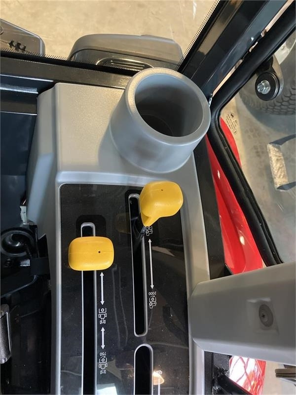 Коммунальный трактор Massey Ferguson 1740 HC: фото 17