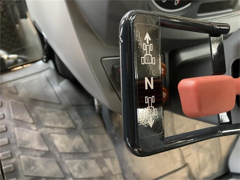 Коммунальный трактор Massey Ferguson 1740 HC: фото 9