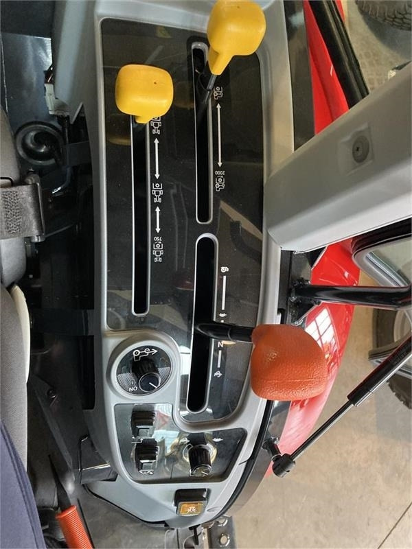 Коммунальный трактор Massey Ferguson 1740 HC: фото 14