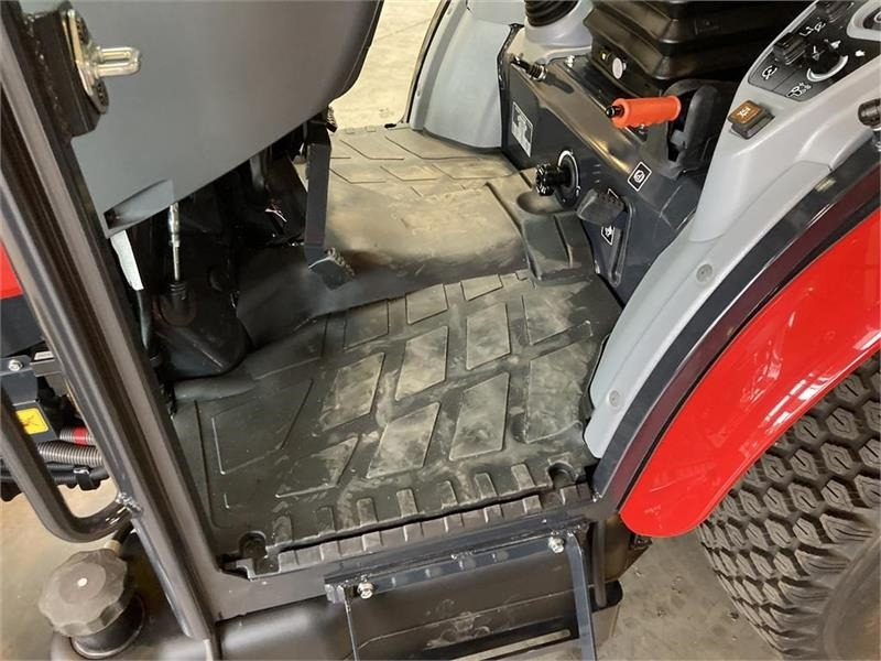 Коммунальный трактор Massey Ferguson 1740 HC: фото 8