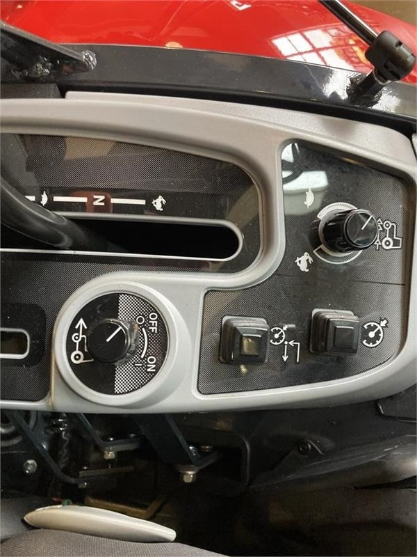 Коммунальный трактор Massey Ferguson 1740 HC: фото 15