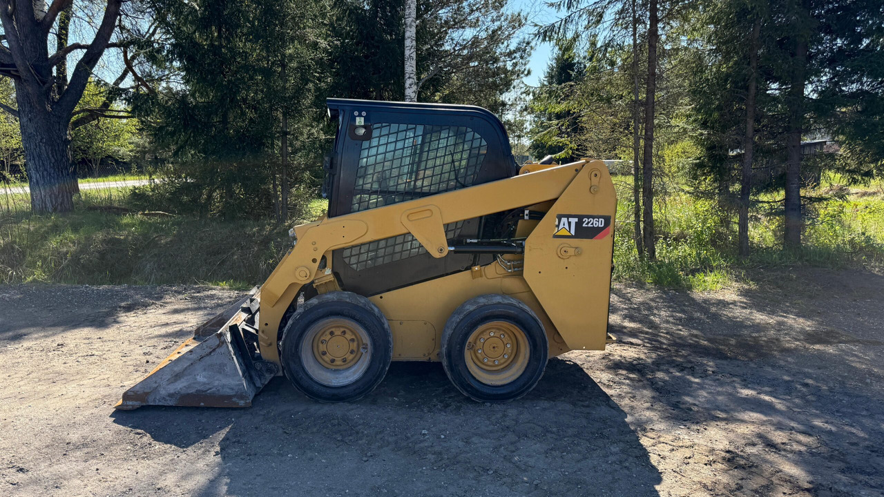 CAT 226D - Мини-погрузчик с бортовым поворотом: фото 2 CAT 226D - Мини-погрузчик с бортовым поворотом: фото 2