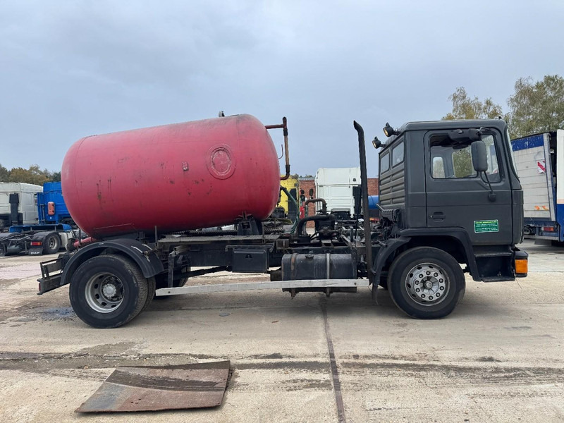 MAN 18.232 (8000 L / 6 CYLINDER WITH MANUAL PUMP / STEEL SUSPENSION) - Ассенизатор: фото 4 MAN 18.232 (8000 L / 6 CYLINDER WITH MANUAL PUMP / STEEL SUSPENSION) - Ассенизатор: фото 4