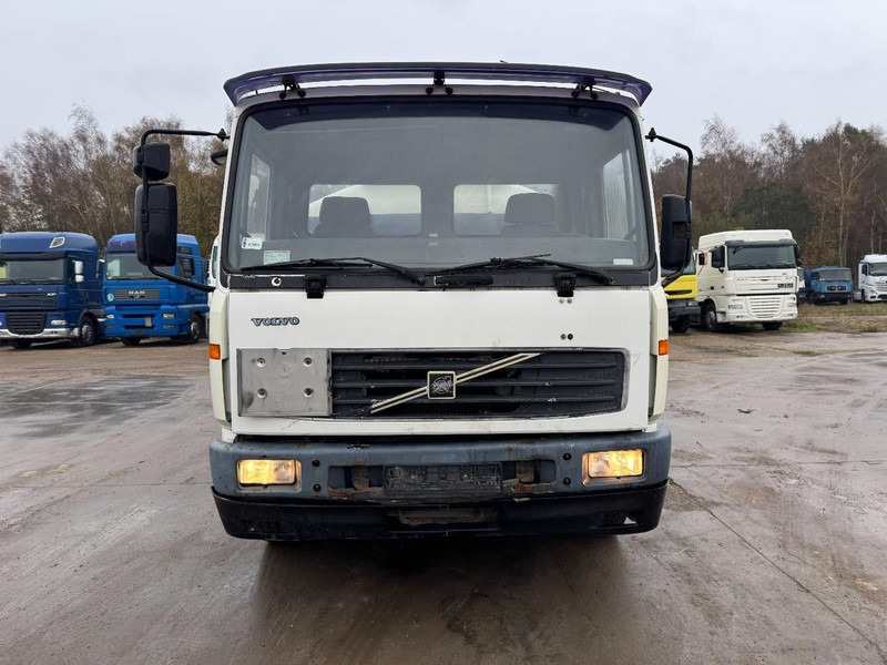 Volvo FL 6 - 220 (11000 L / 2 COMPARTMENTS / 18 TON / MANUAL GEARBOX / PERFECT) - Грузовик-цистерна: фото 2 Volvo FL 6 - 220 (11000 L / 2 COMPARTMENTS / 18 TON / MANUAL GEARBOX / PERFECT) - Грузовик-цистерна: фото 2