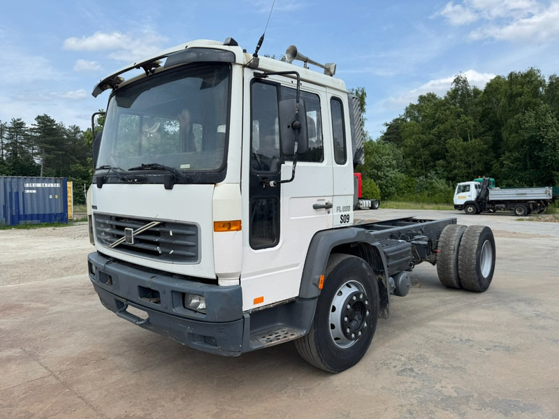 Volvo FL 6 - 220 (FULL STEEL SUSPENSION / MANUAL GEARBOX / PERFECT) - Грузовик-шасси: фото 1 Volvo FL 6 - 220 (FULL STEEL SUSPENSION / MANUAL GEARBOX / PERFECT) - Грузовик-шасси: фото 1