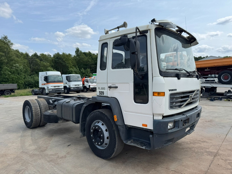 Volvo FL 6 - 220 (FULL STEEL SUSPENSION / MANUAL GEARBOX / PERFECT) - Грузовик-шасси: фото 3 Volvo FL 6 - 220 (FULL STEEL SUSPENSION / MANUAL GEARBOX / PERFECT) - Грузовик-шасси: фото 3