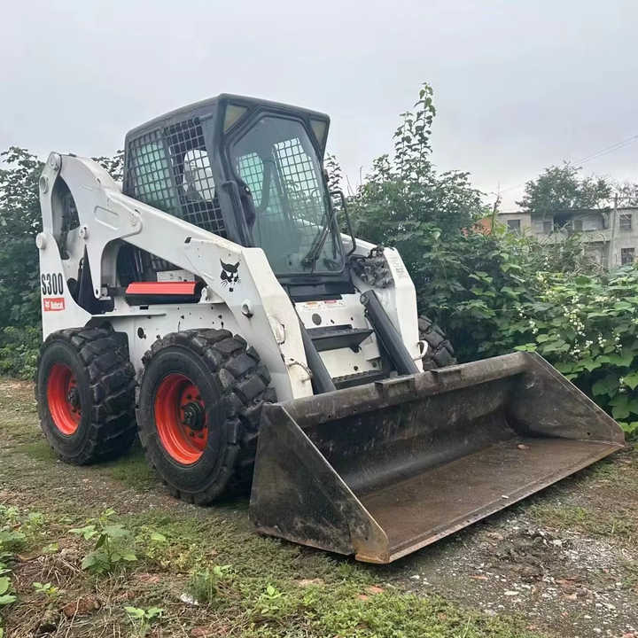 Second Hand BOBCAT S300 Skid-steer Loader with Very Good Performance Is for Sale at a Low Price - Мини-погрузчик с бортовым поворотом: фото 1 Second Hand BOBCAT S300 Skid-steer Loader with Very Good Performance Is for Sale at a Low Price - Мини-погрузчик с бортовым поворотом: фото 1