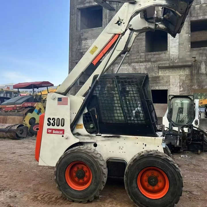 Second Hand BOBCAT S300 Skid-steer Loader with Very Good Performance Is for Sale at a Low Price - Мини-погрузчик с бортовым поворотом: фото 1 Second Hand BOBCAT S300 Skid-steer Loader with Very Good Performance Is for Sale at a Low Price - Мини-погрузчик с бортовым поворотом: фото 1