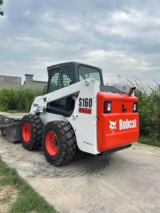 USED BOBCAT S160 Skid-steer Loader Bobcat S160 Carry Sweeper with Very Good Performance Is for Sale at a Low Price. - Мини-погрузчик с бортовым поворотом: фото 5 USED BOBCAT S160 Skid-steer Loader Bobcat S160 Carry Sweeper with Very Good Performance Is for Sale at a Low Price. - Мини-погрузчик с бортовым поворотом: фото 5